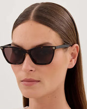 Load image into Gallery viewer, Gucci GG2111S Sunglasses - Black Sunglasses Gucci