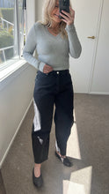 Load image into Gallery viewer, Drama The Label Barrel Leg Jean - Black