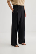 Load image into Gallery viewer, Laing Invert Pleat Trouser - Black