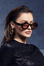 Load image into Gallery viewer, Valley Eyewear Opera - Honey Tort/ Black Gradient Lens  Hyde Boutique