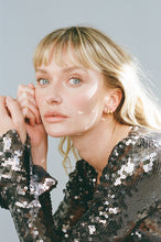 Load image into Gallery viewer, Porter Petite Thick Huggies 8mm - Gold Hyde Boutique