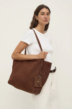Load image into Gallery viewer, Assembly Label Paige Suede Tote Bag - Amaro Hyde Boutique
