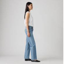 Load image into Gallery viewer, Levi's 501 '90s Jeans in In Love With You wash, side view on model