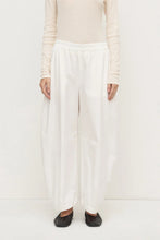 Load image into Gallery viewer, Assembly Label Lola Barrel Pant - White

