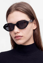 Load image into Gallery viewer, Gucci GG2207S Sunglasses - Black Sunglasses Gucci

