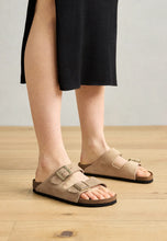 Load image into Gallery viewer, Birkenstock Arizona SFB Nubuck (Regular) - Sandcastle
