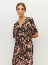 Load image into Gallery viewer, Juliette Hogan Vima Tunic Blush Petals Silk CDC - Soft Camelia Hyde Boutique
