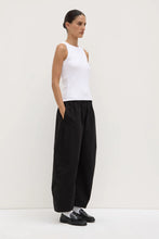 Load image into Gallery viewer, Assembly Label Lola Barrel Pant - Black
