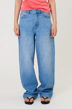 Load image into Gallery viewer, Remain Knox Jean - Mid Blue
