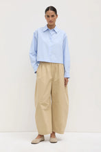 Load image into Gallery viewer, Assembly Label Lola Barrel Pant - Tan
