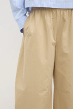 Load image into Gallery viewer, Assembly Label Lola Barrel Pant - Tan
