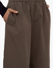 Load image into Gallery viewer, Assembly Label Lola Barrel Pant - Bark
