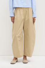 Load image into Gallery viewer, Assembly Label Lola Barrel Pant - Tan
