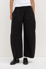 Load image into Gallery viewer, Assembly Label Lola Barrel Pant - Black
