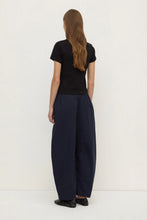 Load image into Gallery viewer, Assembly Label Lola Barrel Pant - Navy
