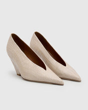Load image into Gallery viewer, Rhys Croc Pump - Cream
