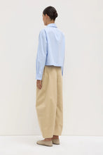 Load image into Gallery viewer, Assembly Label Lola Barrel Pant - Tan
