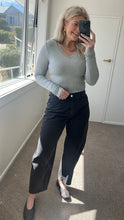 Load image into Gallery viewer, Drama The Label Barrel Leg Jean - Black
