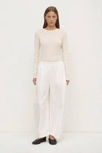 Load image into Gallery viewer, Assembly Label Lola Barrel Pant - White
