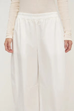 Load image into Gallery viewer, Assembly Label Lola Barrel Pant - White
