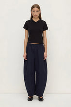 Load image into Gallery viewer, Assembly Label Lola Barrel Pant - Navy
