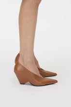 Load image into Gallery viewer, Rhys Pump - Tan Hyde Boutique
