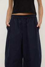 Load image into Gallery viewer, Assembly Label Lola Barrel Pant - Navy
