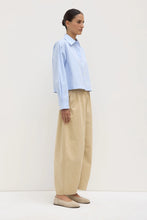 Load image into Gallery viewer, Assembly Label Lola Barrel Pant - Tan
