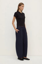 Load image into Gallery viewer, Assembly Label Lola Barrel Pant - Navy
