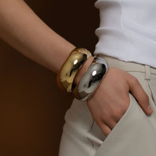 Load image into Gallery viewer, Silk &amp; Steel Globe Cuff - Silver
