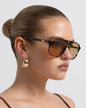 Load image into Gallery viewer, Banbé The Cyrus - Amber Tort-Yellow Arriving Mid-End October Sunglasses Hyde Boutique
