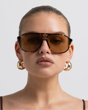 Load image into Gallery viewer, Banbé The Cyrus - Amber Tort-Yellow Arriving Mid-End October Sunglasses Hyde Boutique
