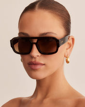 Load image into Gallery viewer, Banbé The Suki - Dark Havana Tort-Choc Fade Arriving Mid-End October Sunglasses Hyde Boutique

