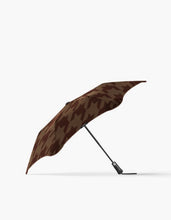 Load image into Gallery viewer, Blunt Limited Edition Metro Umbrella - Houndstooth Cocoa
