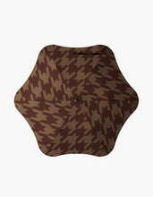 Load image into Gallery viewer, Blunt Limited Edition Metro Umbrella - Houndstooth Cocoa
