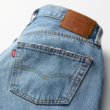 Load image into Gallery viewer, Levi's 501 '90s Jeans in In Love With You wash, flat lay detail
