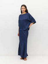 Load image into Gallery viewer, Juliette Hogan Nami T - Navy Crush
